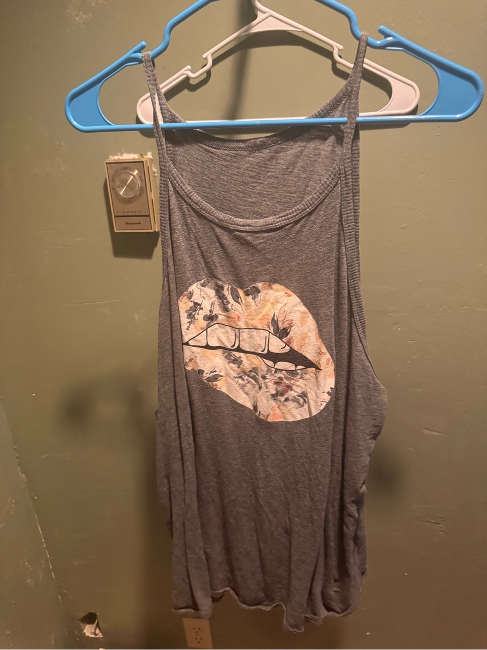 TORRID SIZE 3 Women's Gray Graphic Tank Top with Floral Lip Print